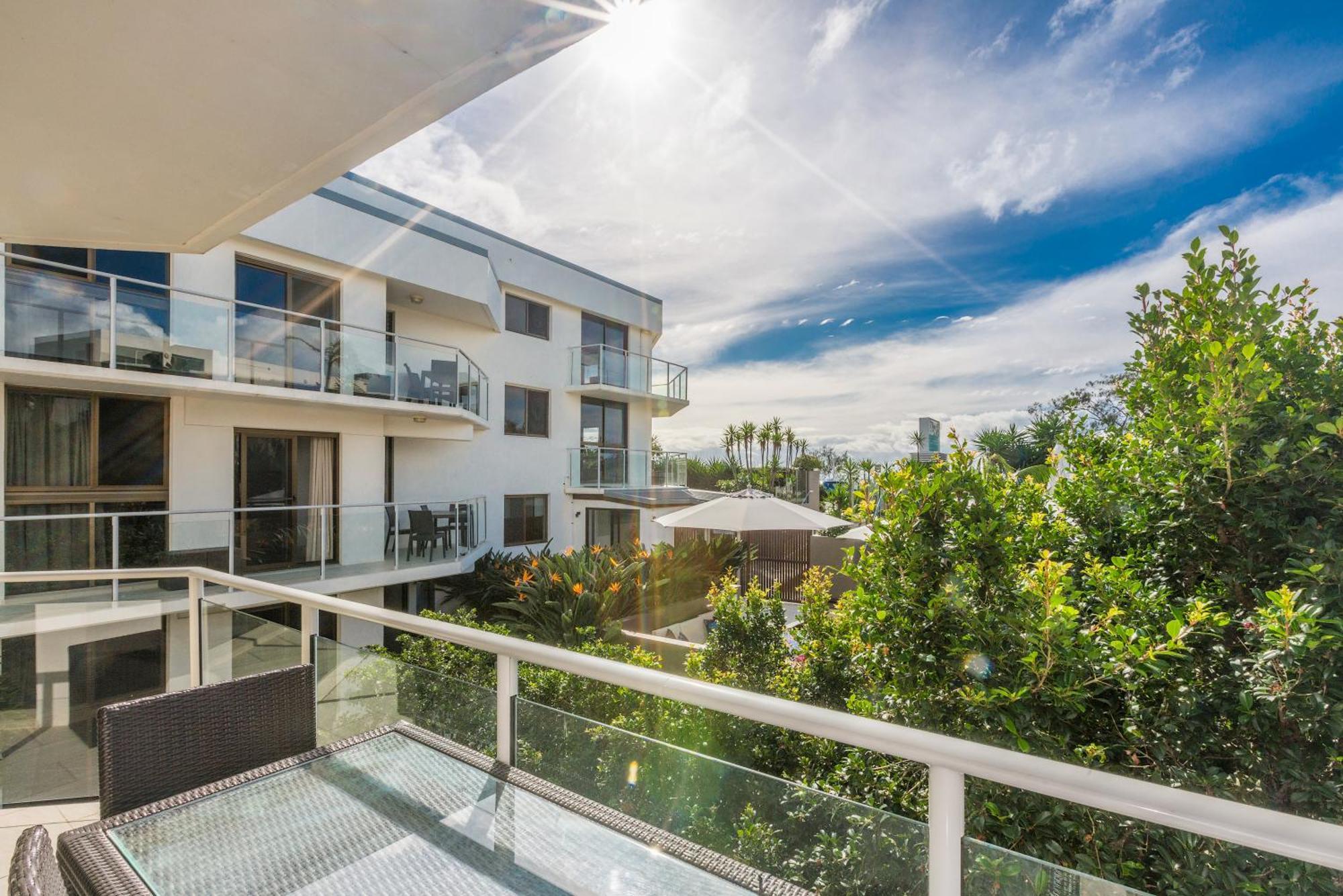 Bayview Beachfront Apartments, In Town Right On The Beach Byron Bay Exterior foto